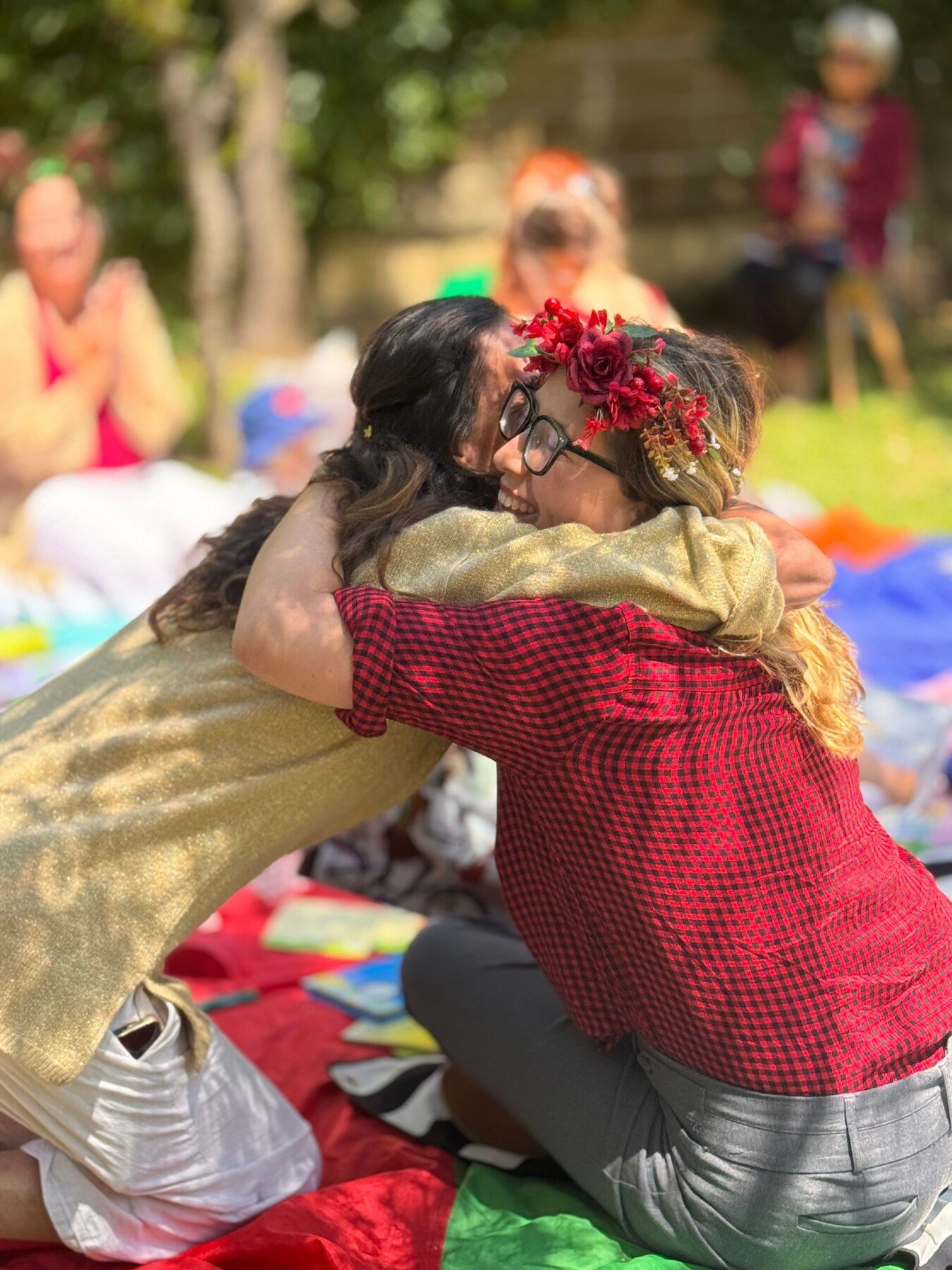 Mamás y bebés reunidos al aire libre